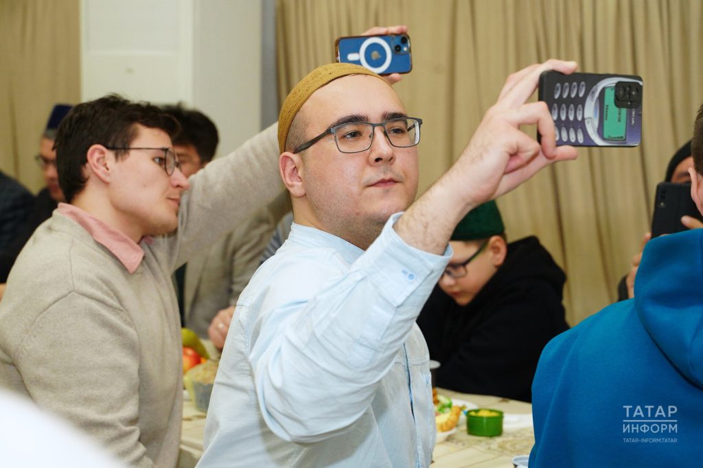 «Ярдәм» фонды оештырган ифтардан фоторепортаж.