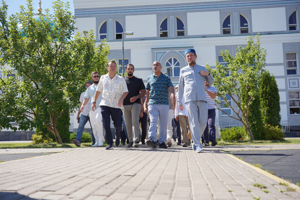 Долгая беседа в Ратуше, «был впечатлен» в «Ярдэме», сегодня – завод и театр: как шейх ОАЭ гостит в Казани